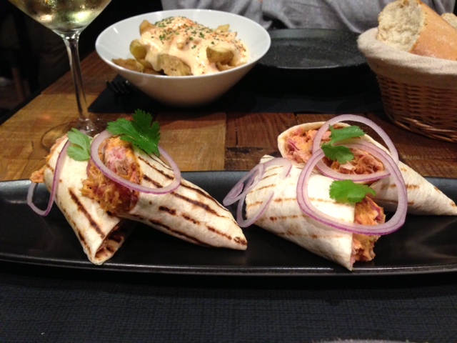 Canalla Bistro Taco mejicano & Cortezas de patatas bravas